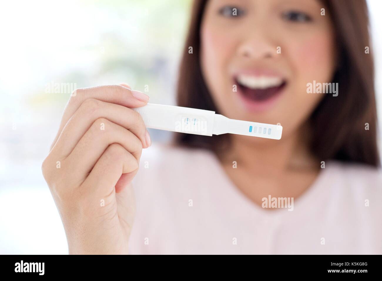Young woman holding test de grossesse. Banque D'Images