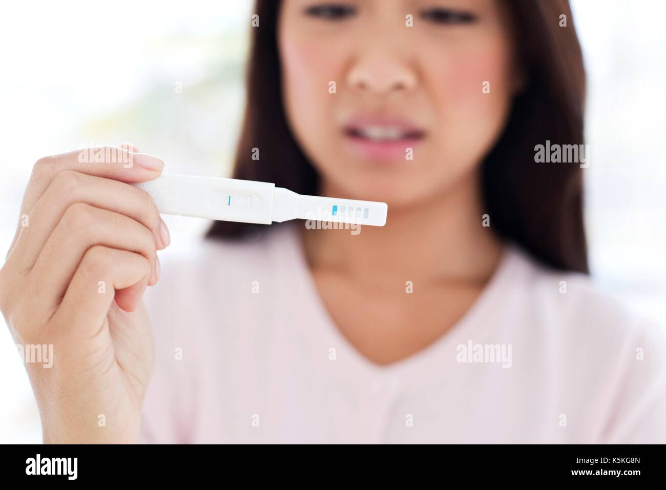 Young woman holding test de grossesse. Banque D'Images