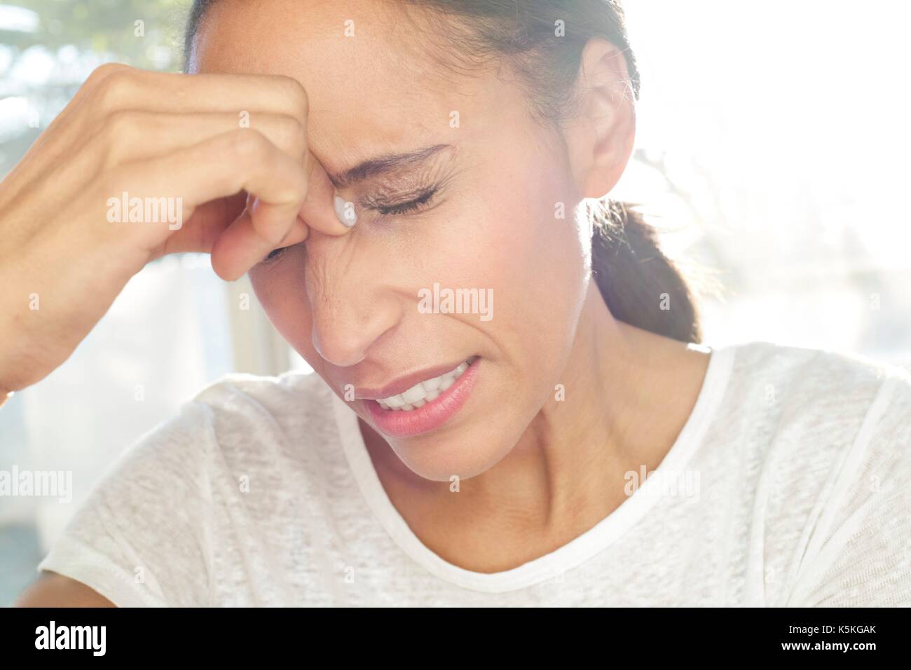 Mid adult woman avec céphalée de tension. Banque D'Images