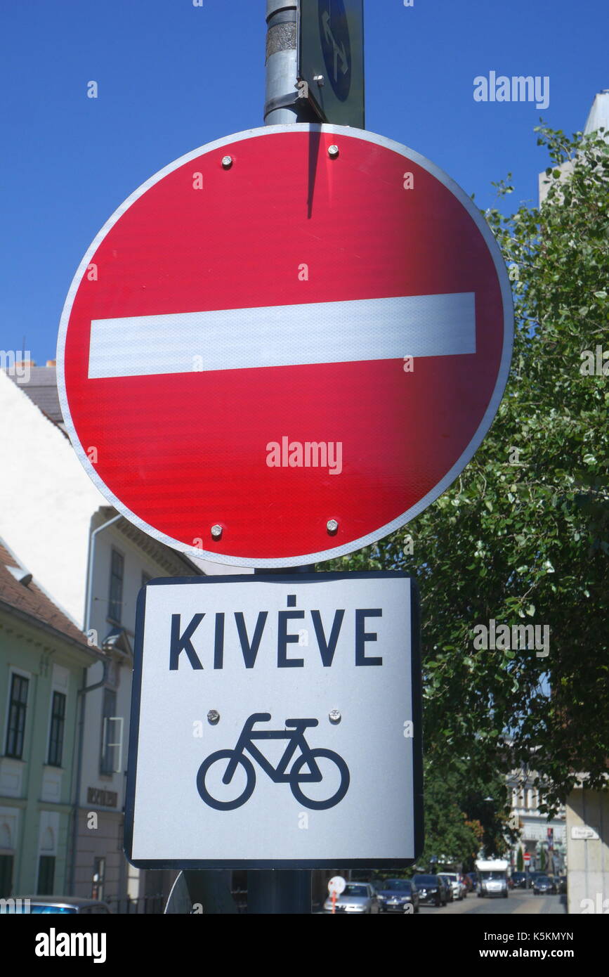 Panneau routier indiquant pas d'entrée sauf pour les cyclistes, en hongrois, Budapest, Hongrie Banque D'Images
