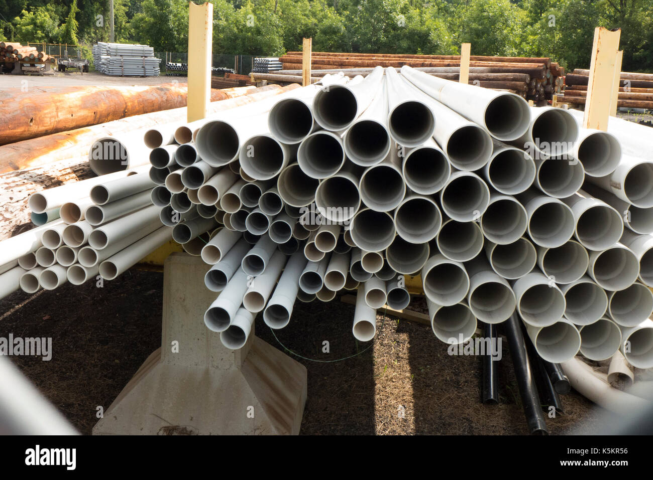 Des tuyaux en PVC sur rack Photo Stock - Alamy