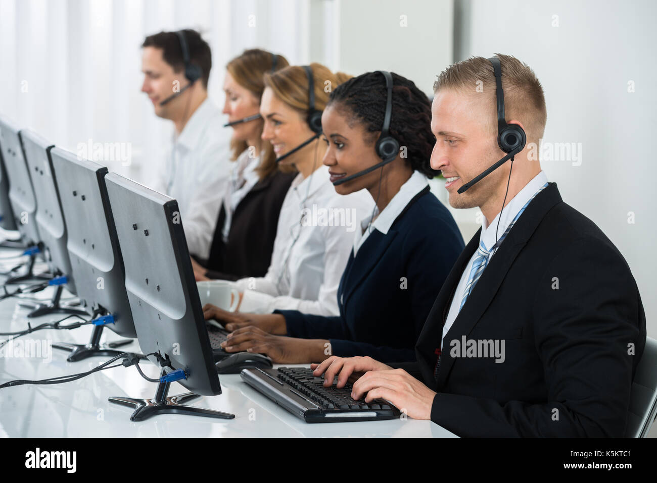 Équipe d'un casque d'affaires travaillant dans un bureau du centre d'appel Banque D'Images