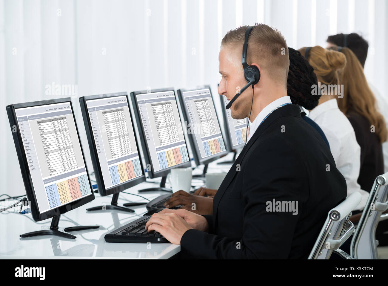 Équipe d'un casque d'affaires travaillant dans un bureau du centre d'appel Banque D'Images