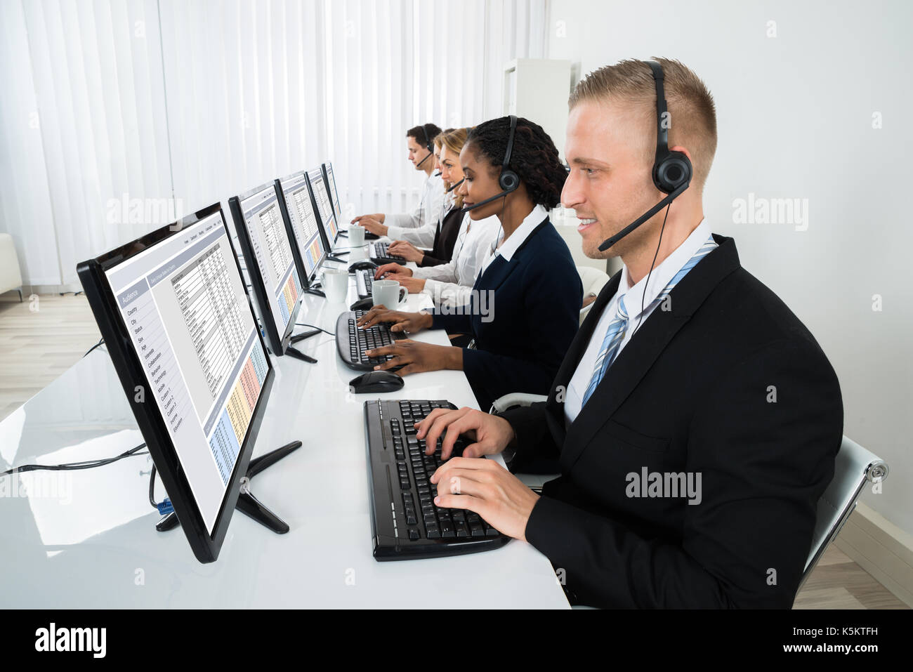 Équipe d'un casque d'affaires travaillant dans un bureau du centre d'appel Banque D'Images