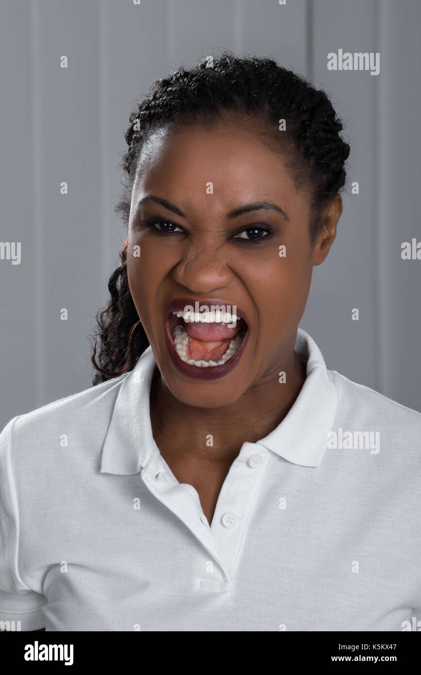 Photo Portrait de jeune femme en colère crier Banque D'Images