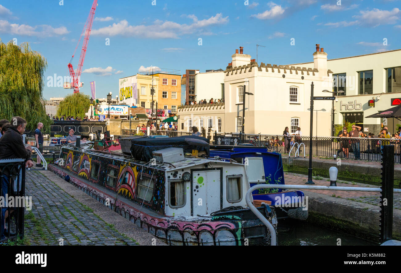Spectateurs regarder un couple de boas étroites passer par hampstead road lock sur le Regent's Canal à Camden Town, Londres. Banque D'Images