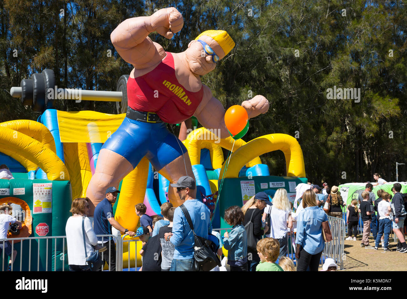 L'école primaire de l'Australie à Sydney avec summer fete gonflables géantes et des manèges,Sydney, Australie Banque D'Images
