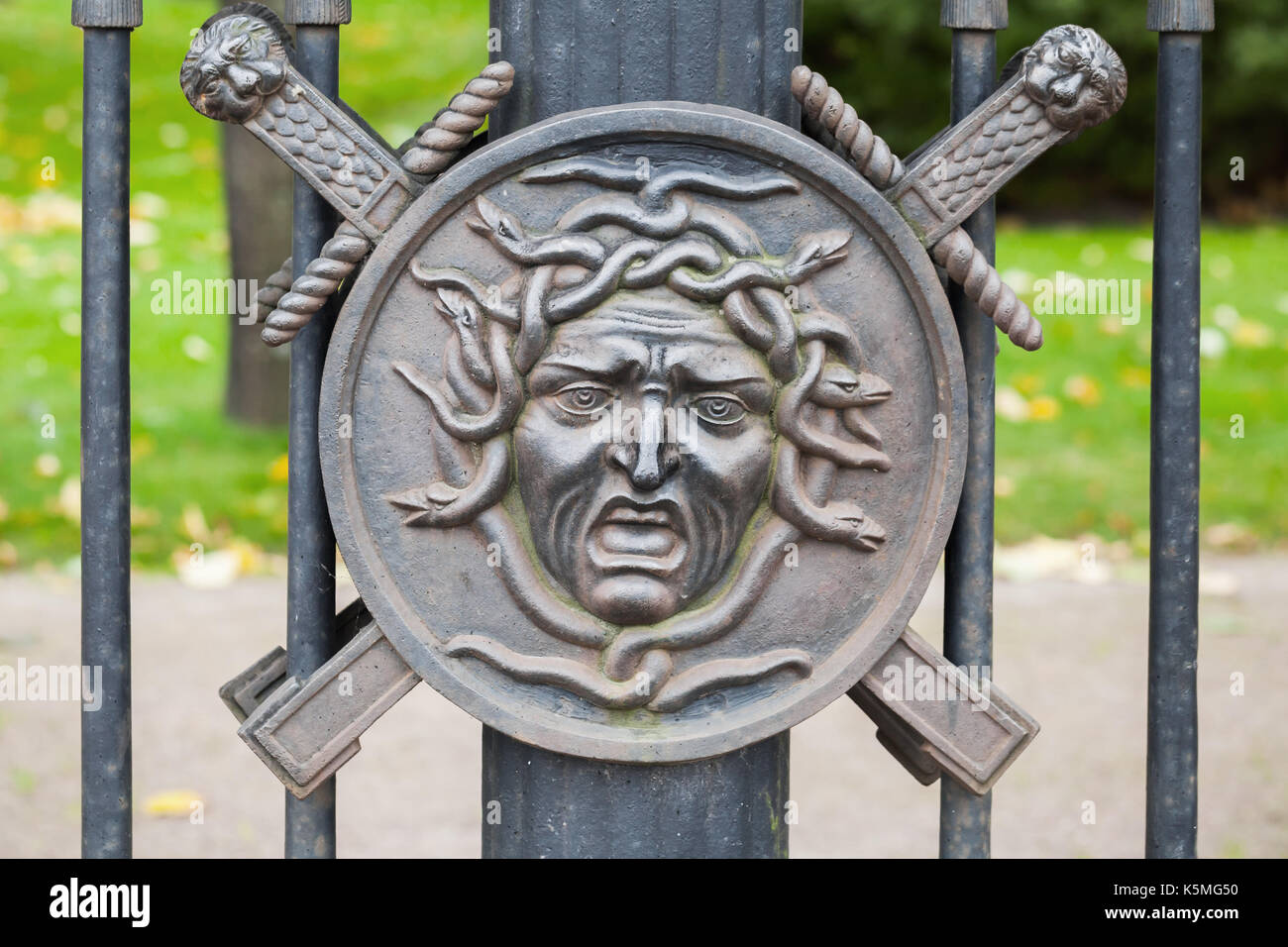 Medusa Visage Dans La Mythologie Grecque C Etait Un Monstre Une Femme Ailee Gorgone Avec Des Serpents Venimeux Vivant A La Place De Cheveux Cloture Decorative De Summ Photo Stock Alamy