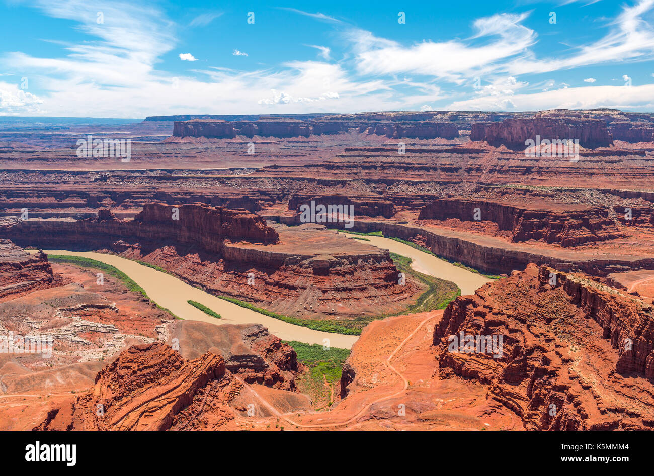 Le célèbre point de vue de l'intérieur de paysage majestueux Dead Horse Point State Park avec le fleuve Colorado, Arizona, USA. Banque D'Images