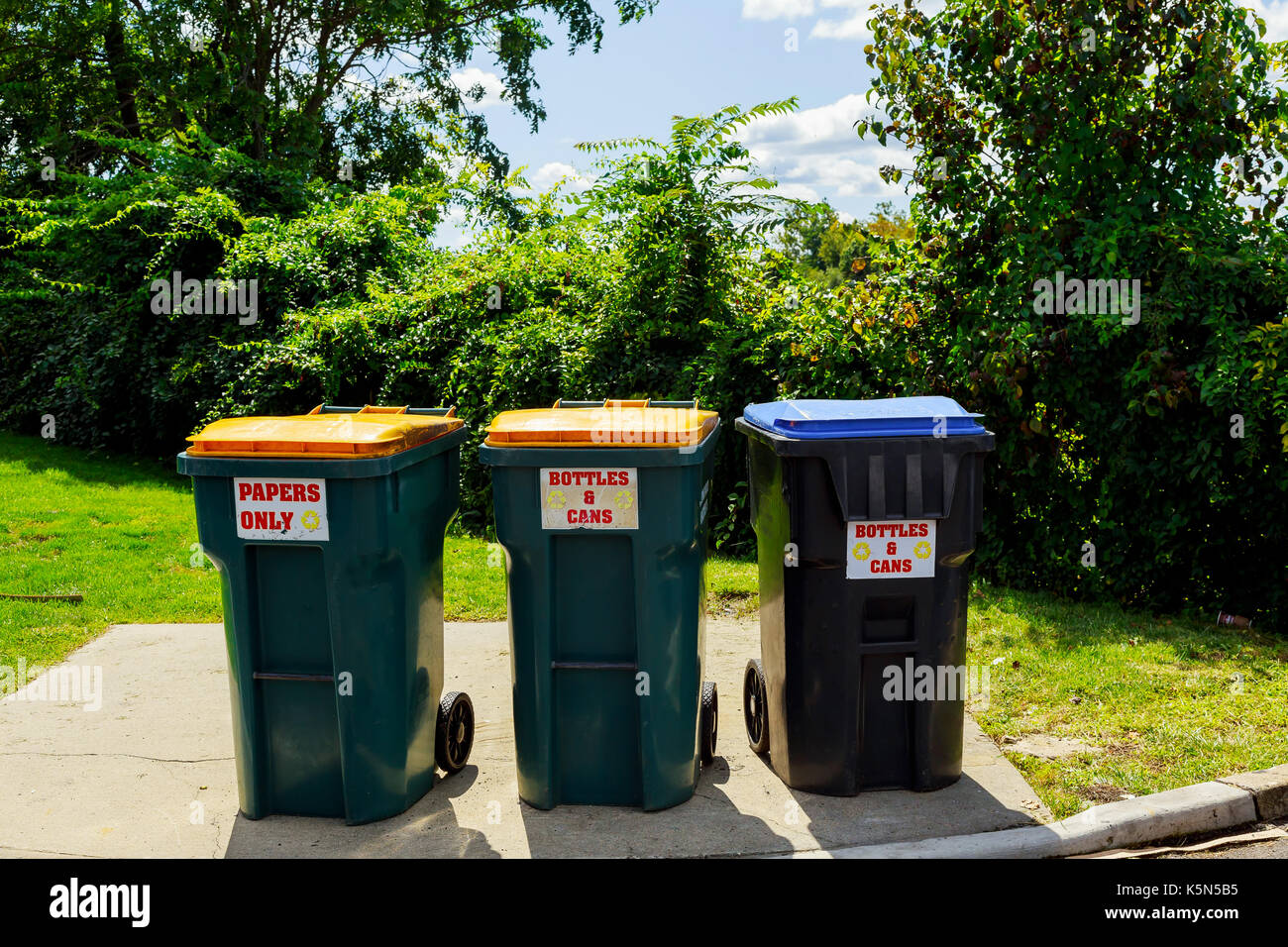 Bennes à déchets en plastique , en cours de repas, sac Banque D'Images