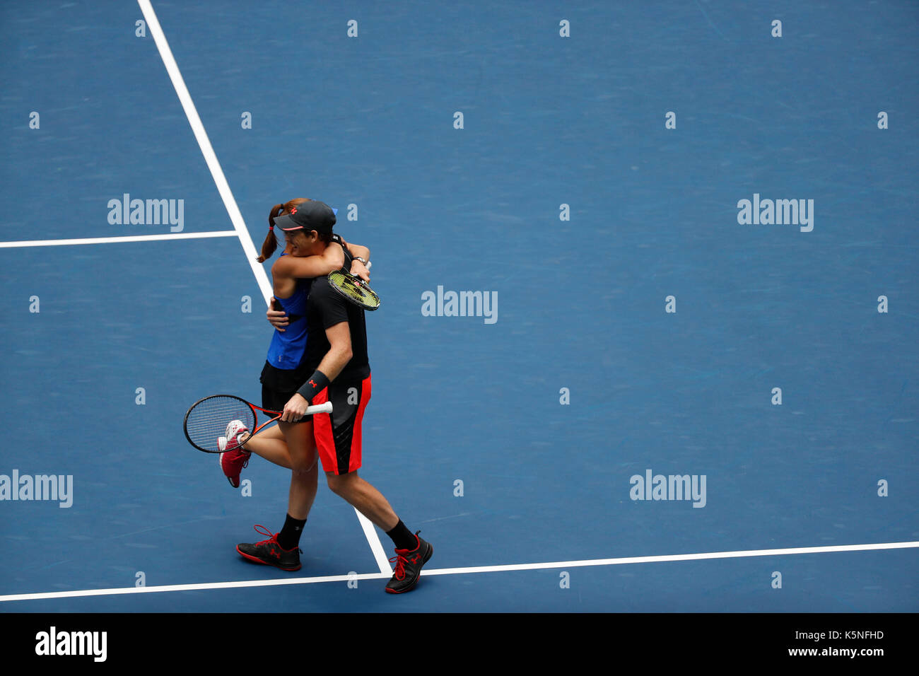 New York, USA. Sep 9, 2017. Martina Hingis (l) de la Suisse et Jamie Murray de Grande-Bretagne célébrer après avoir battu hao-ching chan, de Taipei chinois et Michael Vénus de la Nouvelle-Zélande au cours de la finale du match à l'US Open 2017 à New York, aux États-Unis, sept. 9, 2017. Martina Hingis et Jamie Murray a gagné 2-1 à revendiquer le titre. crédit : qin lang/Xinhua/Alamy live news Banque D'Images