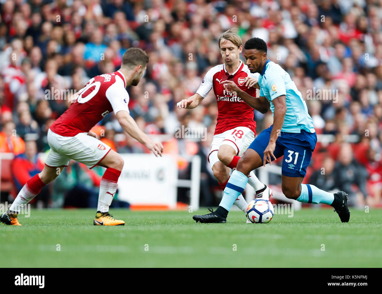 Londres, Royaume-Uni. Sep 9, 2017. lys mousset (r) de bournemouth brise au cours de l'English Premier League match entre Arsenal et l'Emirates stadium à Bournemouth à Londres, la Grande-Bretagne sur sept. 9, 2017 gagné 3-0 arsenal.. Credit : han yan/Xinhua/Alamy live news Banque D'Images