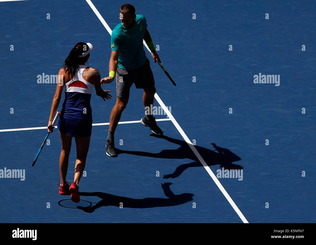 New York, USA. Sep 9, 2017. hao-ching chan (l), du Taipei chinois et Michael Vénus de la Nouvelle-Zélande contre la concurrence de la SUISSE Martina Hingis et Jamie Murray de Grande-Bretagne lors de la finale du match à l'US Open 2017 à New York, aux États-Unis, sept. 9, 2017. Martina Hingis et Jamie Murray a gagné 2-1 à revendiquer le titre. crédit : qin lang/Xinhua/Alamy live news Banque D'Images