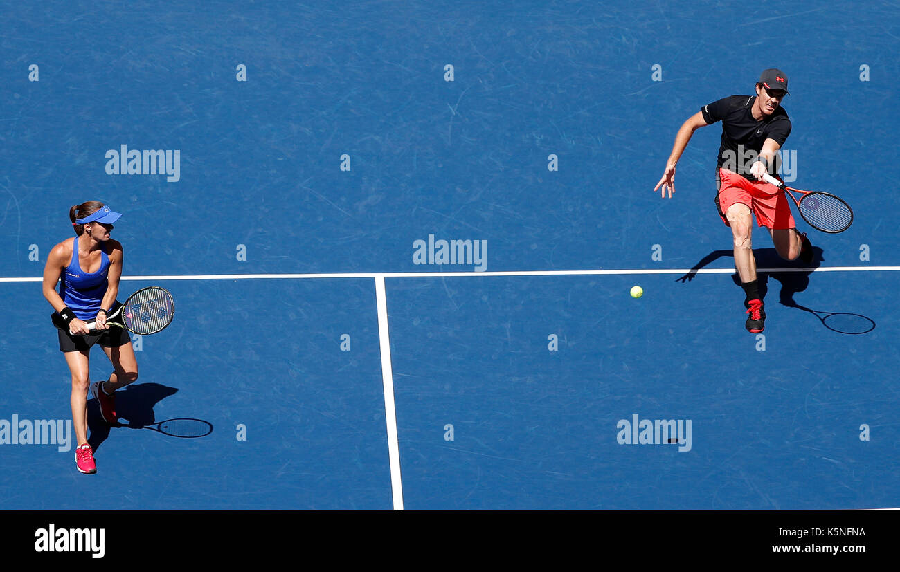 New York, USA. Sep 9, 2017. Martina Hingis (l) de la Suisse et Jamie Murray de Grande-Bretagne en concurrence contre hao-ching chan, de Taipei chinois et Michael Vénus de la Nouvelle-Zélande au cours de la finale du match à l'US Open 2017 à New York, aux États-Unis, sept. 9, 2017. Martina Hingis et Jamie Murray a gagné 2-1 à revendiquer le titre. crédit : qin lang/Xinhua/Alamy live news Banque D'Images