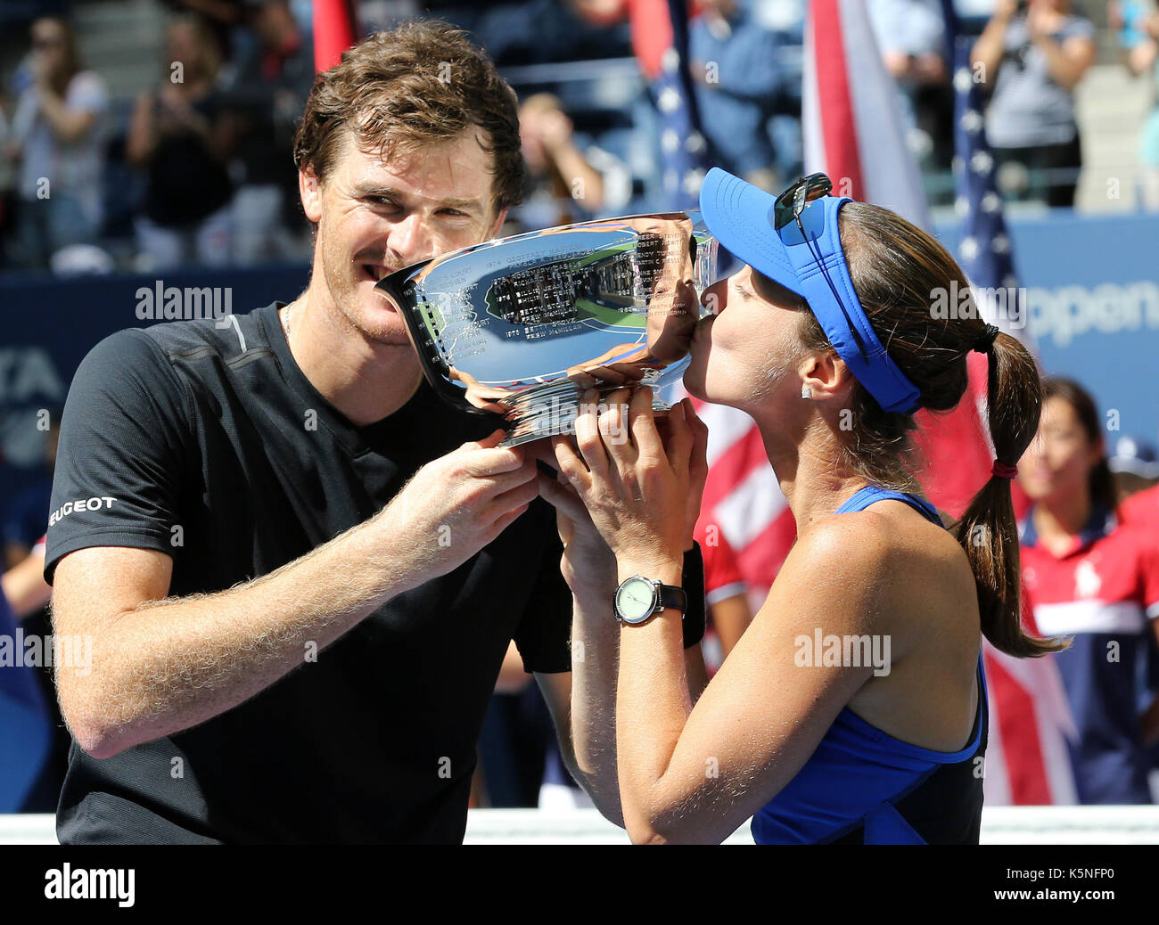 New York, USA. Sep 9, 2017. Martina Hingis (r) de la Suisse et Jamie Murray de Grande-Bretagne assister à la cérémonie après leur finale du match contre hao-ching chan, de Taipei chinois et Michael Vénus de la Nouvelle-Zélande à l'US Open 2017 à New York, aux États-Unis, sept. 9, 2017. Martina Hingis et Jamie Murray a gagné 2-1 à revendiquer le titre. crédit : qin lang/Xinhua/Alamy live news Banque D'Images