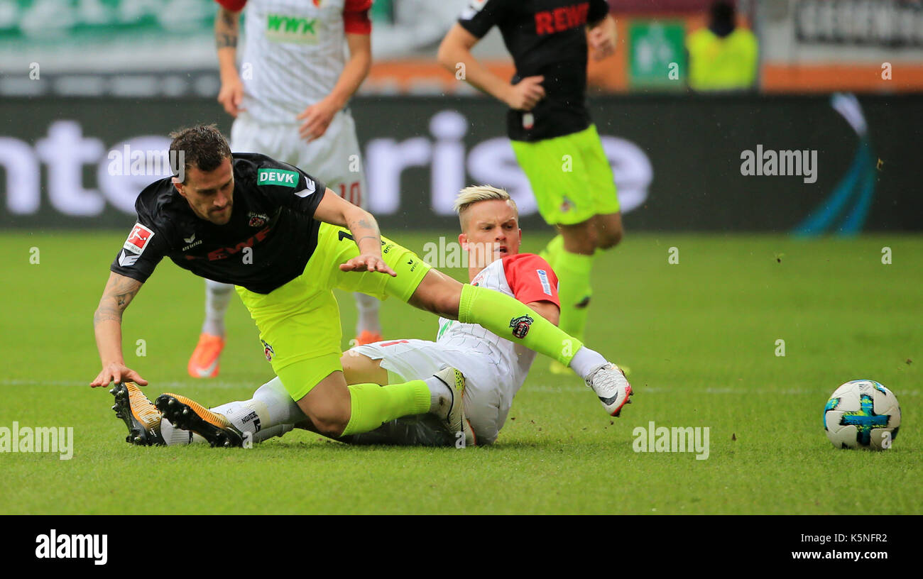 Augsburg, Allemagne. Sep 9, 2017. koeln's simon zoller (avant) le dispute à l'Augsbourg philipp max lors d'un match de Bundesliga allemande entre fc augsburg et 1. fc koeln à Augsburg, Allemagne, sur sept. 9, 2017. augsburg gagné 3-0. crédit : philippe ruiz/Xinhua/Alamy live news Banque D'Images