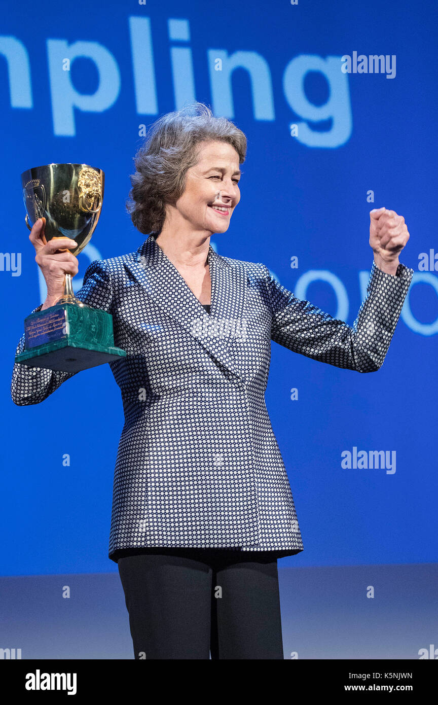 Venise, Italie. 09Th sep 2017. L'actrice Charlotte Rampling remporte la coppa Volpi de la meilleure actrice dans le film 'Hannah' à la 74e festival international du film de Venise sur 09 septembre 2017 à Venise, Italie : crédit-geisler fotopress/Alamy live news Banque D'Images