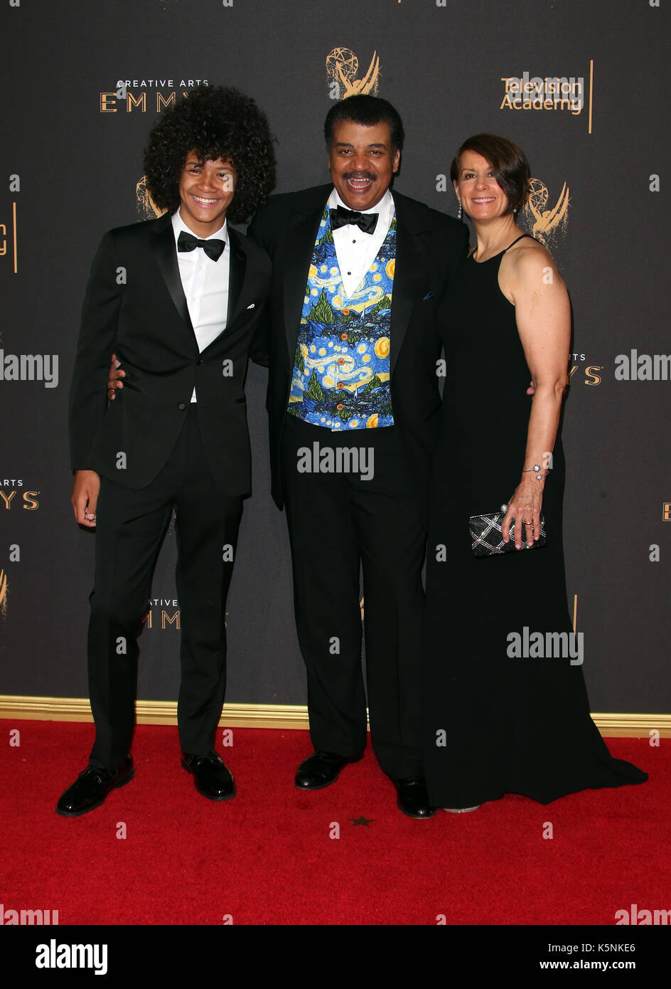Los Angeles, Californie, États-Unis. 9 septembre 2017. Travis Tyson, Neil deGrasse Tyson, Alice Young, au Creative Arts Emmy Awards 2017 au Microsoft Theatre le 9 septembre 2017 à Los Angeles, Californie. Crédit: Faye Sadou/Media Punch/Alay Live News Banque D'Images
