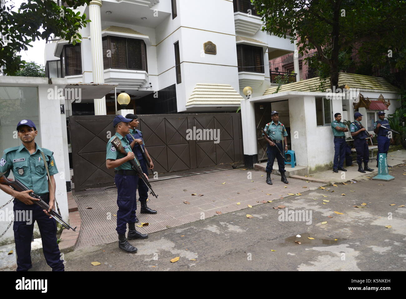 Dhaka, Bangladesh. 10 Septembre, 2017. La police bangladaise montent la garde devant l'ambassade du Myanmar à Dhaka, Bangladesh, le 10 septembre, 2017 Crédit : Mamunur Rashid/Alamy Live News Banque D'Images