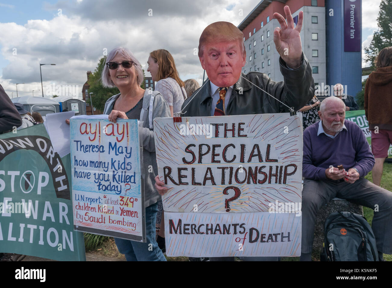 Londres, Royaume-Uni. Sep 9, 2017. Londres, Royaume-Uni. 9 septembre 2017 manifestants. dont un portant un masque "Trump" au festival à l'entrée est de l'univers, la plus grande foire aux armements dsei, le Defence & Security equipment international, soutenu par le gouvernement britannique où les fabricants d'armes et les marchands d'armes vendent des armes à tous les pays du monde, y compris de nombreux régimes répressifs. Ils écoutent un programme de conférenciers, ateliers, spoken word, des chorales et des groupes et arrêté les camions portant les armes à pied en face d'eux jusqu'à poussé de côté par la police. Les manifestants sur les bicyclettes sont arrivés dans un 'critique m Banque D'Images