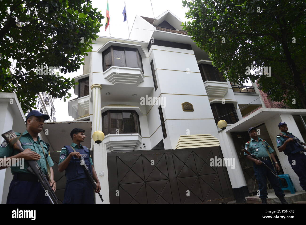 Dhaka, Bangladesh. 10 Septembre, 2017. La police bangladaise montent la garde devant l'ambassade du Myanmar à Dhaka, Bangladesh, le 10 septembre, 2017 Crédit : Mamunur Rashid/Alamy Live News Banque D'Images