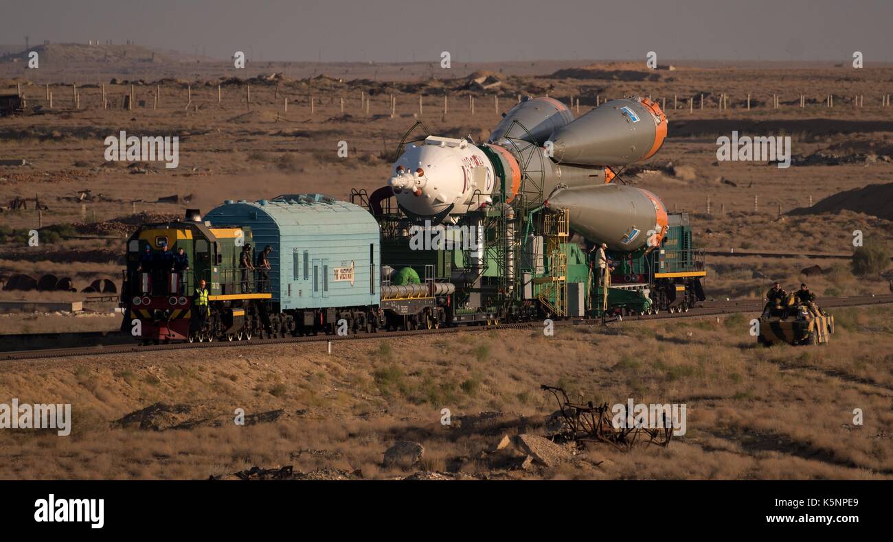 La fusée russe Soyouz soyouz et ms-06 sonde sont laminés par train jusqu'à la rampe de lancement de Baïkonour en préparation de la station spatiale internationale de la nasa de la mission Expedition 53, 10 septembre 2017 à Baïkonour, Kazakhstan. station spatiale internationale l'astronaute de l'équipage Expédition 53 mark vande hei de nasa, commandant de Soyouz alexander misurkin de Roscosmos, de l'astronaute joe acaba de la nasa va lancer à bord de la fusée le 13 septembre. Banque D'Images