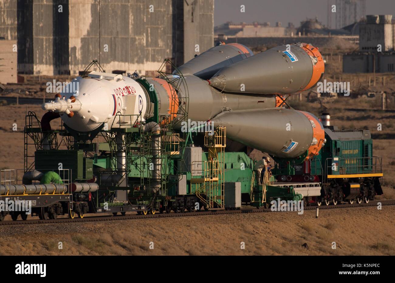 La fusée russe Soyouz soyouz et ms-06 sonde sont laminés par train jusqu'à la rampe de lancement de Baïkonour en préparation de la station spatiale internationale de la nasa de la mission Expedition 53, 10 septembre 2017 à Baïkonour, Kazakhstan. station spatiale internationale l'astronaute de l'équipage Expédition 53 mark vande hei de nasa, commandant de Soyouz alexander misurkin de Roscosmos, de l'astronaute joe acaba de la nasa va lancer à bord de la fusée le 13 septembre. Banque D'Images