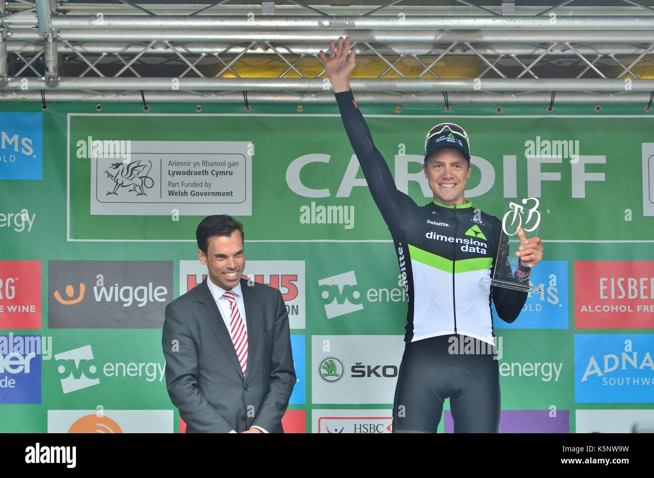 Cardiff, Royaume-Uni. Sep 10, 2017. 10 aug 17. Cardiff, Pays de Galles, Royaume-Uni. l'énergie ovo tour of Britain stade 8 finitions de Worcester à Cardiff sur un tour du circuit 3 rue. La victoire a été prise dans un sprint par edvald Boasson Hagen (en photo avec prix remis par le gouvernement de la culture et du sport, le ministre ken patins) et le grand gagnant de la course cycliste a été lars boom.Photo credit : Ian homer/Alamy Banque D'Images