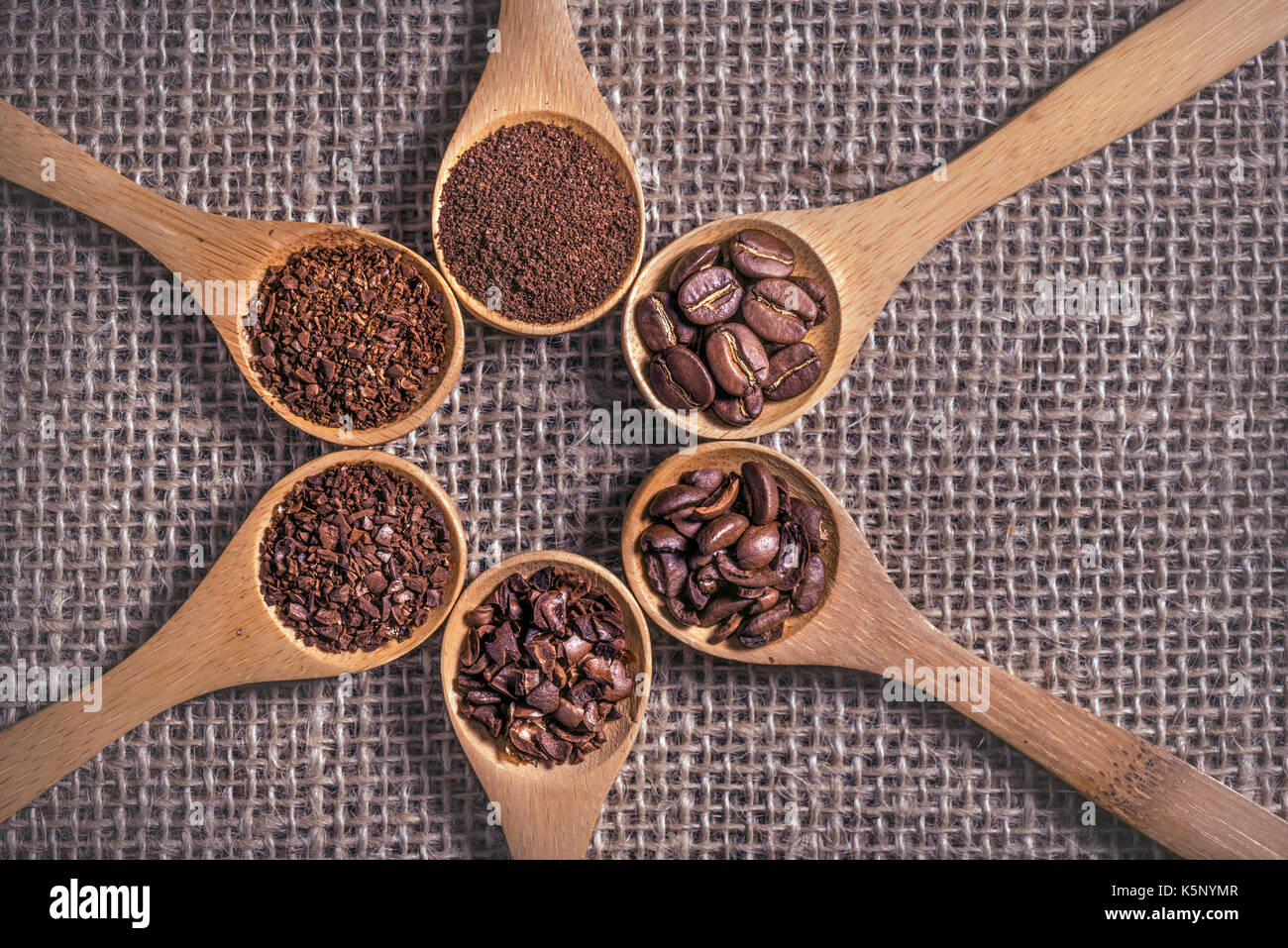 Le meulage de café torréfié. Banque D'Images