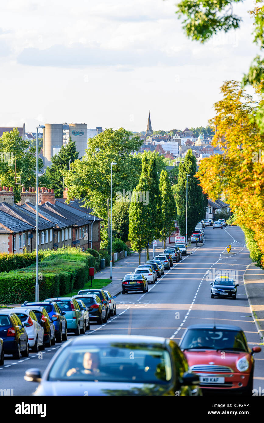 Northampton uk - aug 15 2017 : journée nuageuse cityscape view de Northampton uk avec road en premier plan. Banque D'Images