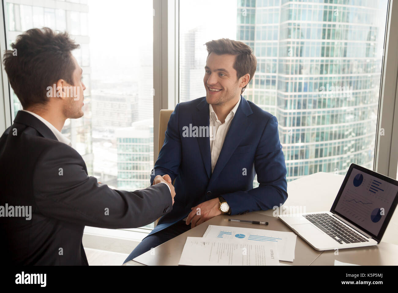 Le consultant financier se présentant au client Banque D'Images