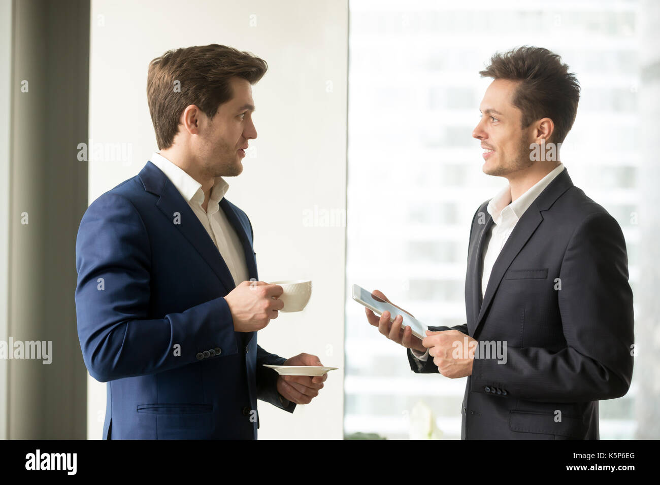 Deux hommes d'affaires prospères discuter affaires Banque D'Images