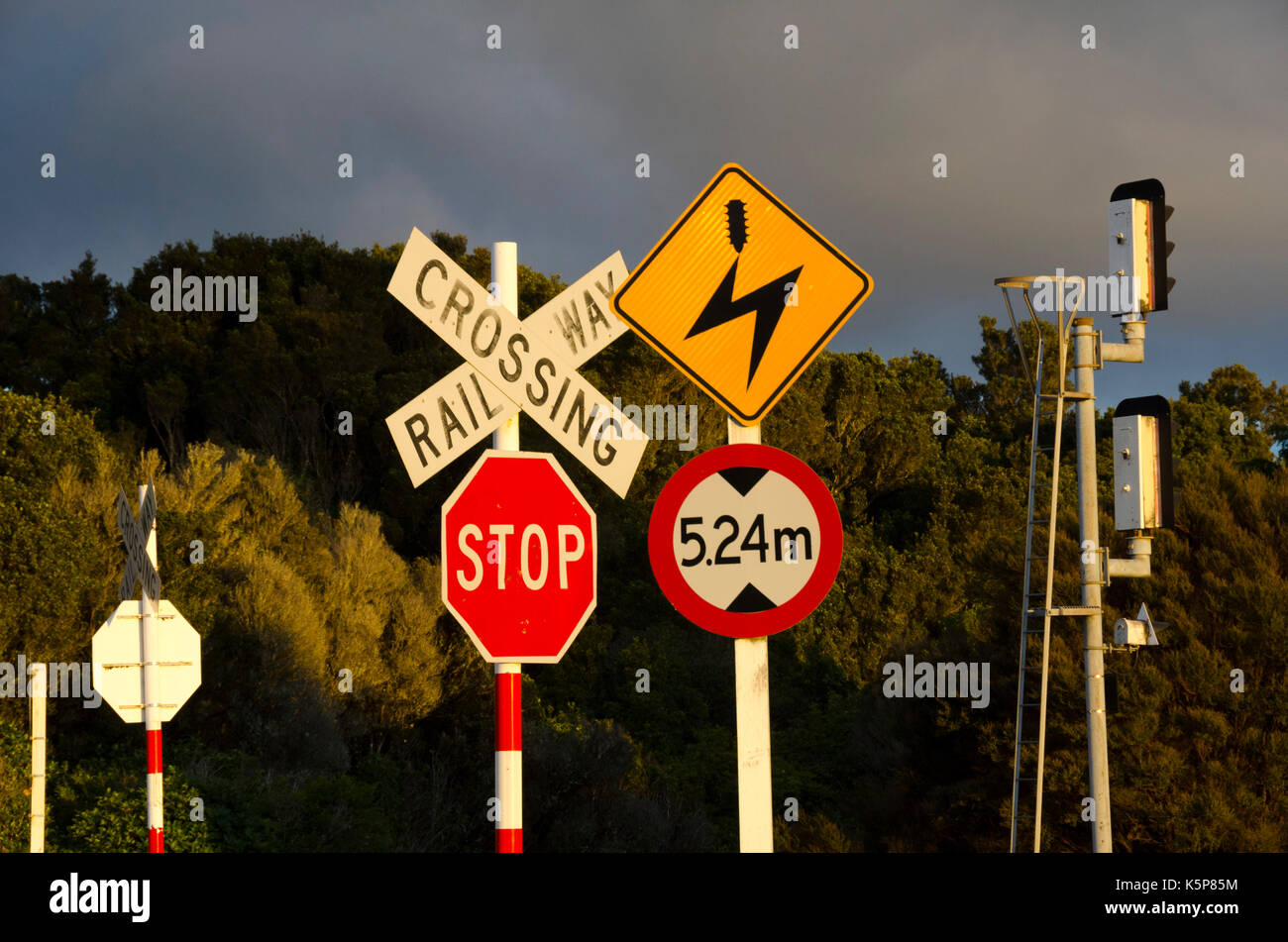 Passage à niveau signalisation, Horopito, île du Nord, Nouvelle-Zélande Banque D'Images