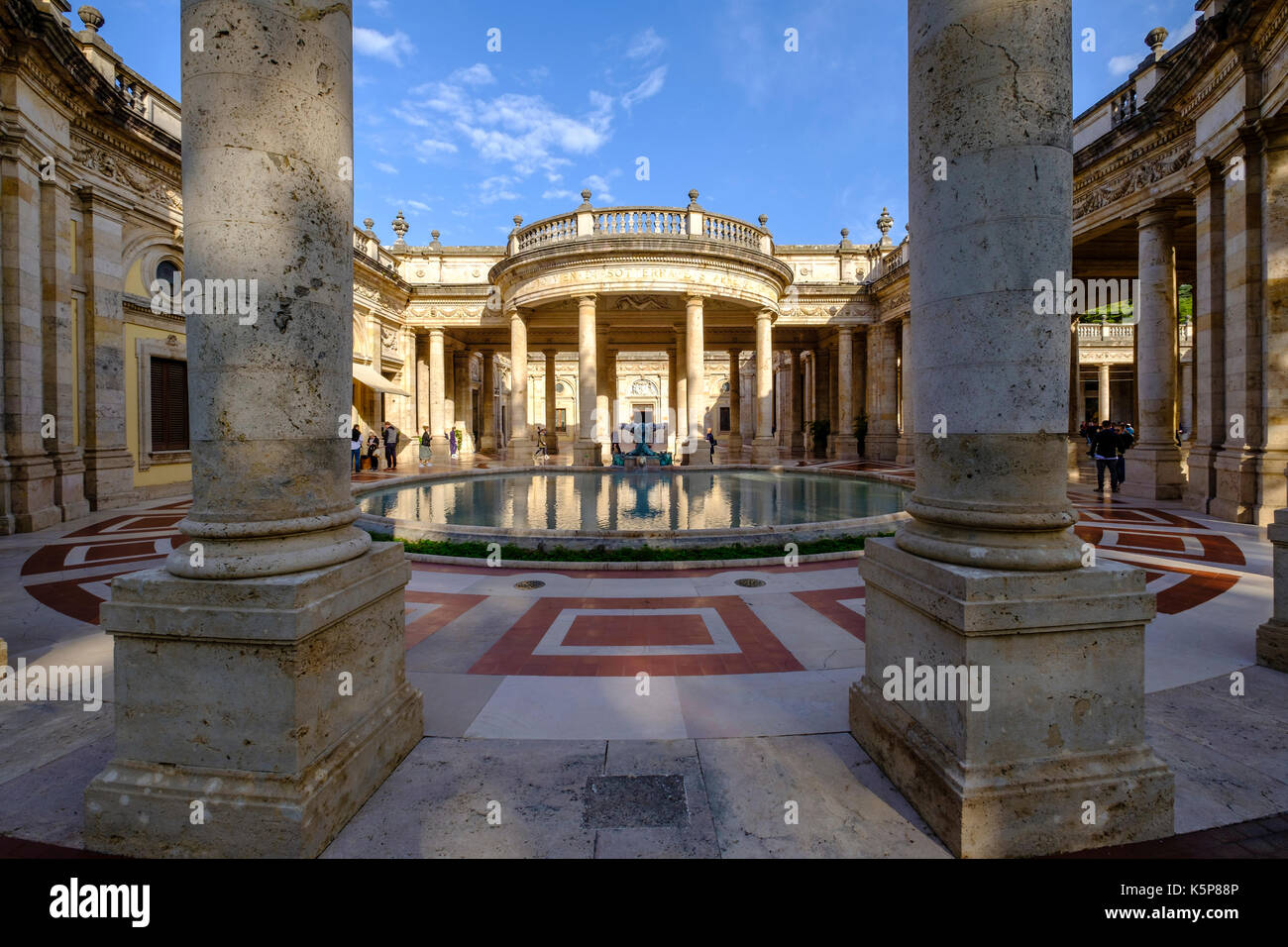 Les sources chaudes de terme tettuccio se trouvent entre de magnifiques bâtiments anciens dans un parc magnifique Banque D'Images