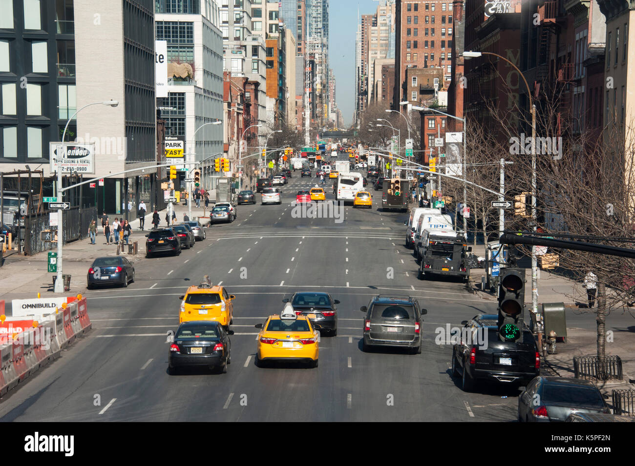 Vue vers le nord sur la 10e Avenue depuis High Line Park à New York Banque D'Images