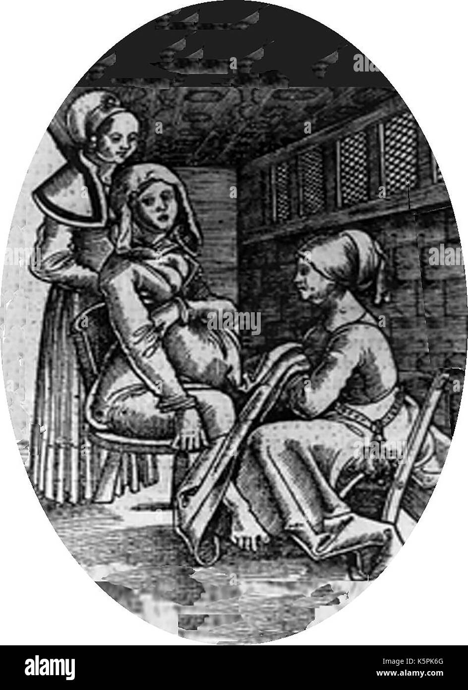 Sage-femme au moyen âge - il était courant pour les femmes de s'asseoir sur une chaise pour donner naissance Banque D'Images