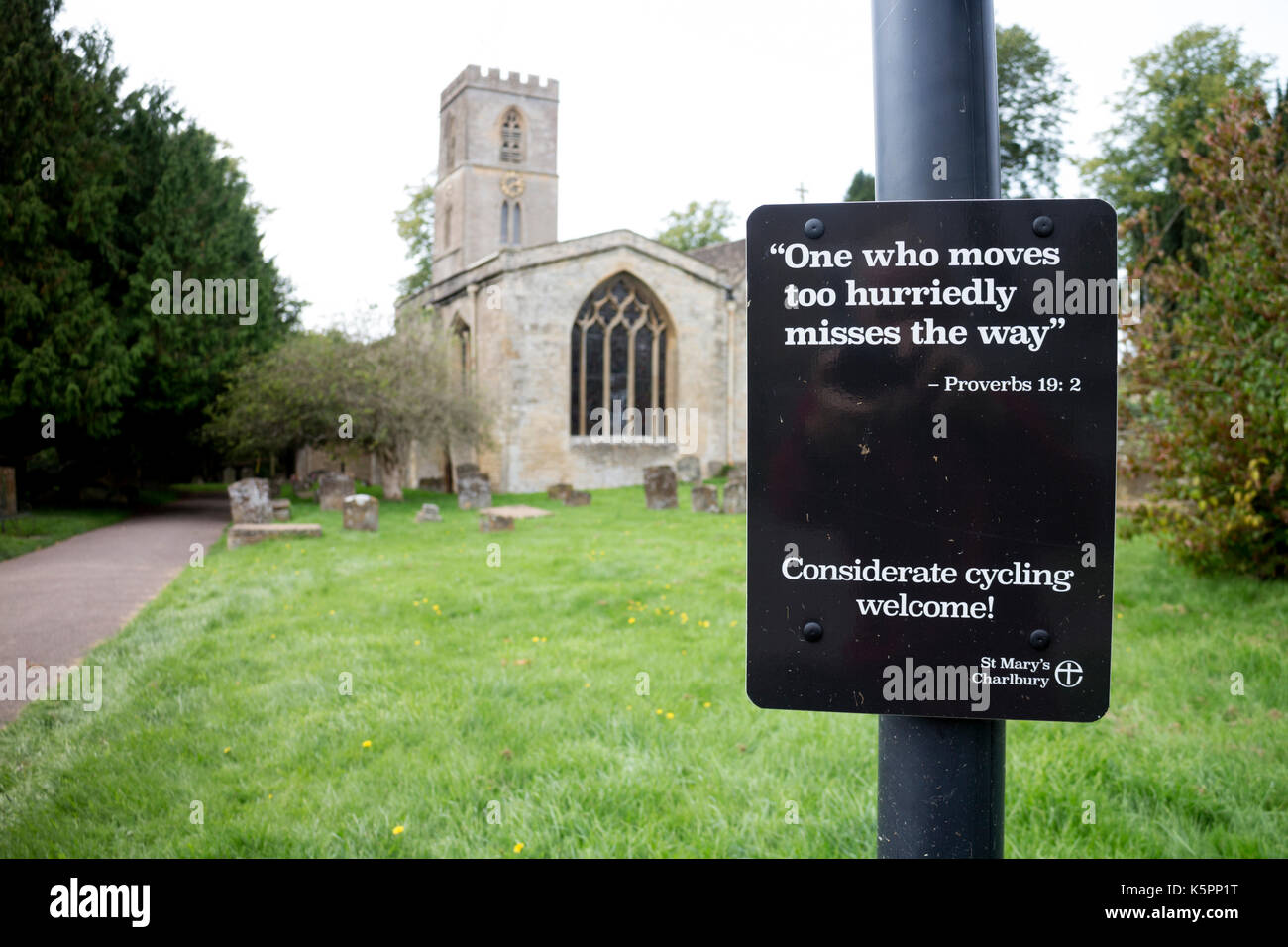 Une affiche à l'extérieur de l'église Sainte Marie la Vierge, Charlbury, Oxfordshire, England, UK Banque D'Images