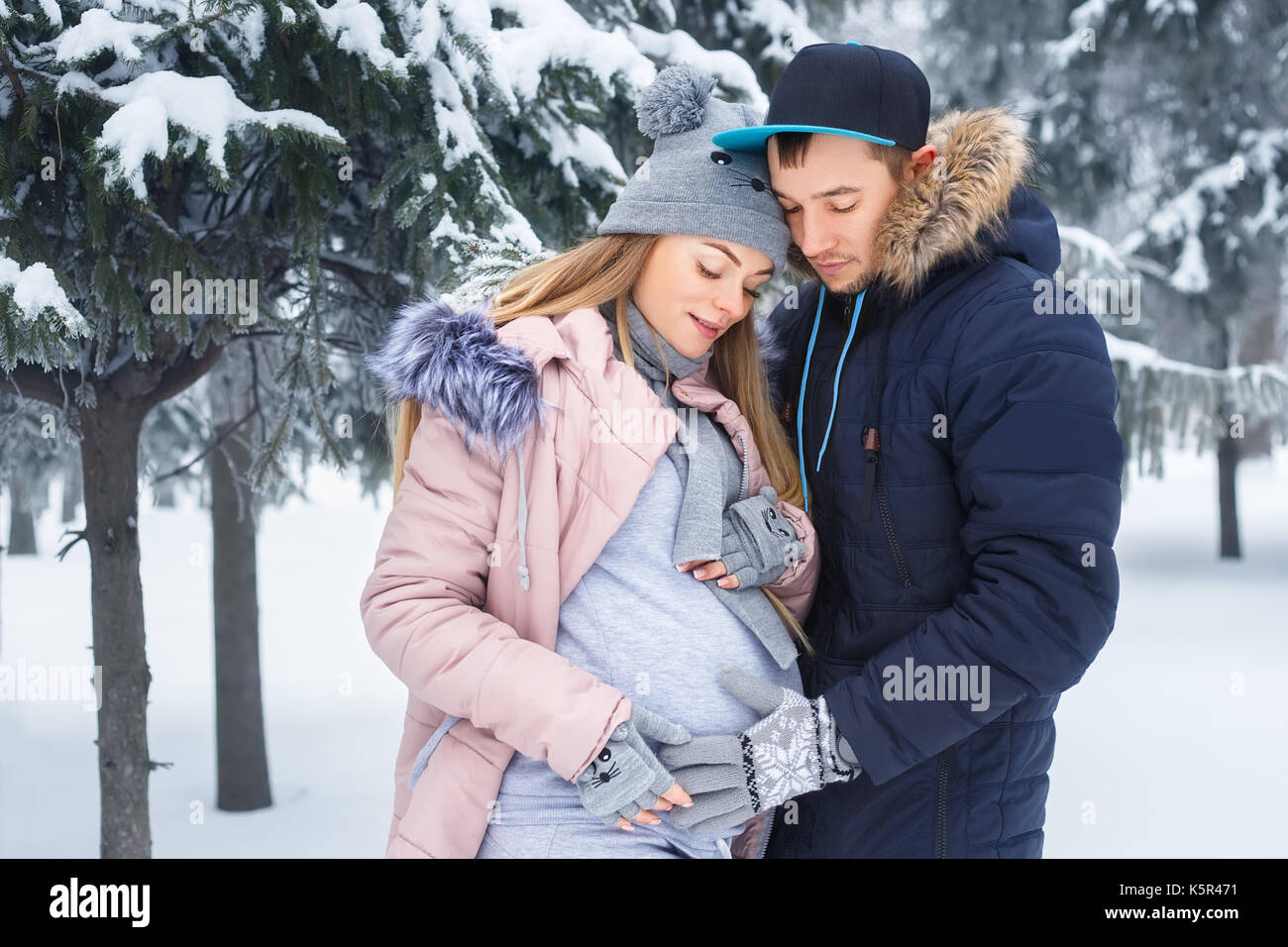 Deux enceintes en hiver forêt. Future maman et son mari attendent bébé en hiver. l'amour, la famille, la grossesse concept. les futurs parents walking Banque D'Images