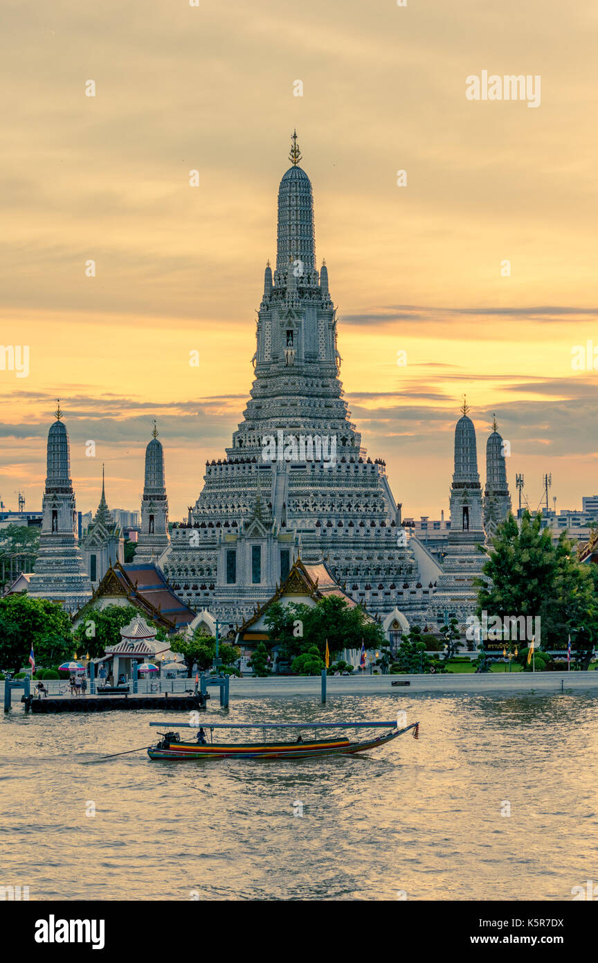 Wat Arun ou temple de l'aube, sur les rives de la rivière Chao Praya Bangkok Thaïlande Banque D'Images