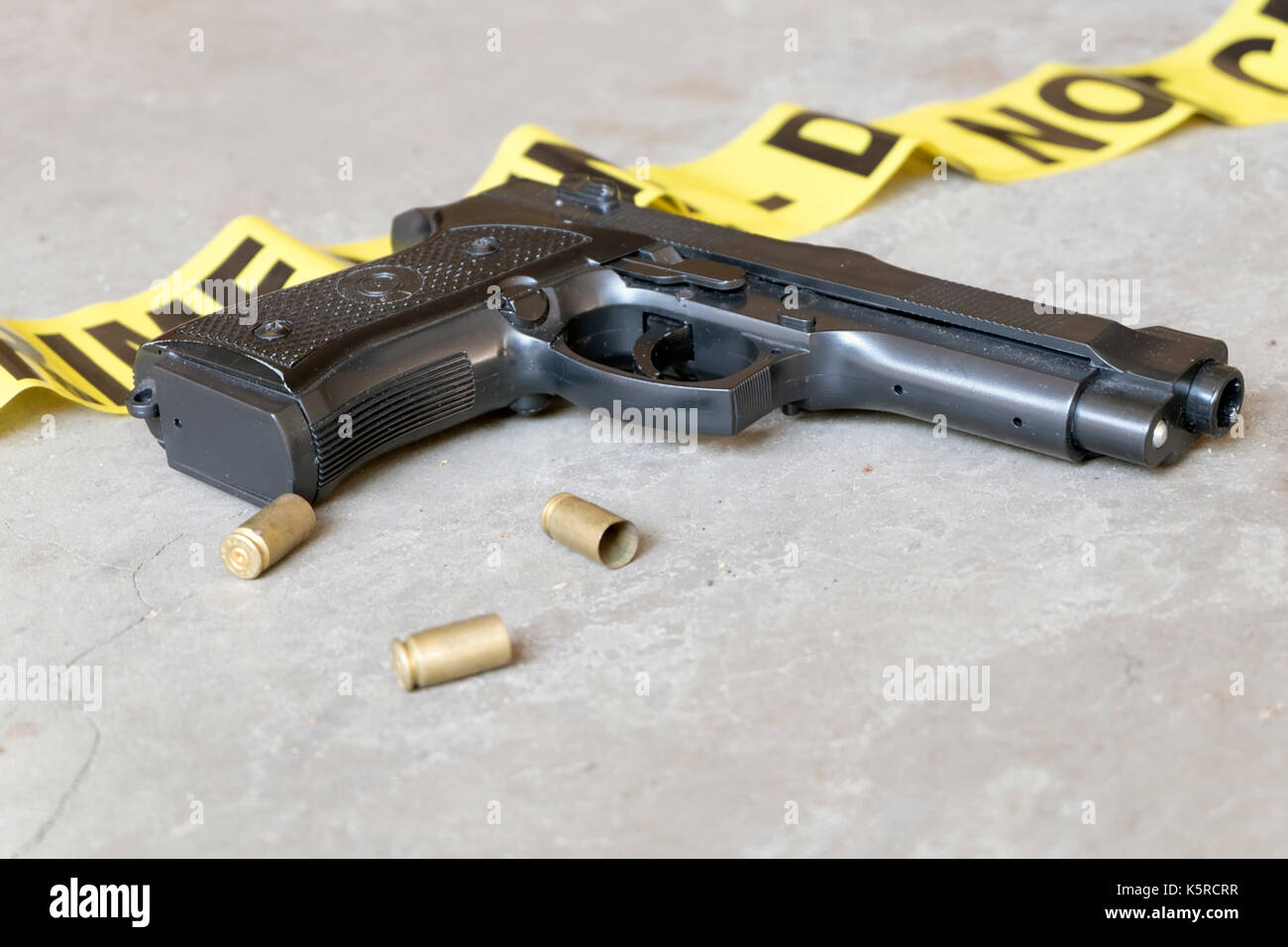 Concept de scène de crime avec arme à feu et trois douilles Banque D'Images