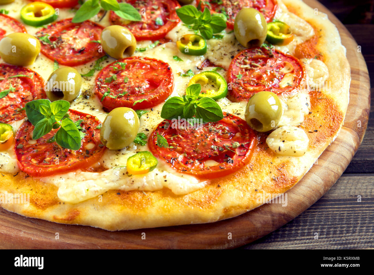 Pizza mexicain épicé avec tomates, olives et piments jalapenos. pizza végétarienne avec l'origan. Banque D'Images
