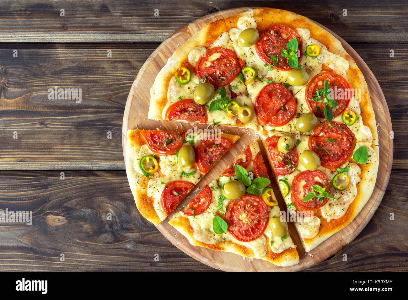 Pizza mexicain épicé avec tomates, olives et piments jalapenos. pizza végétarienne avec l'origan. Banque D'Images