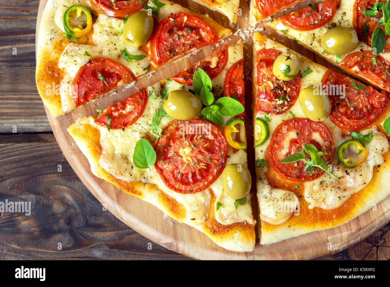 Pizza mexicain épicé avec tomates, olives et piments jalapenos. pizza végétarienne avec l'origan. Banque D'Images
