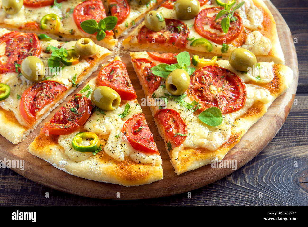 Pizza mexicain épicé avec tomates, olives et piments jalapenos. pizza végétarienne avec l'origan. Banque D'Images