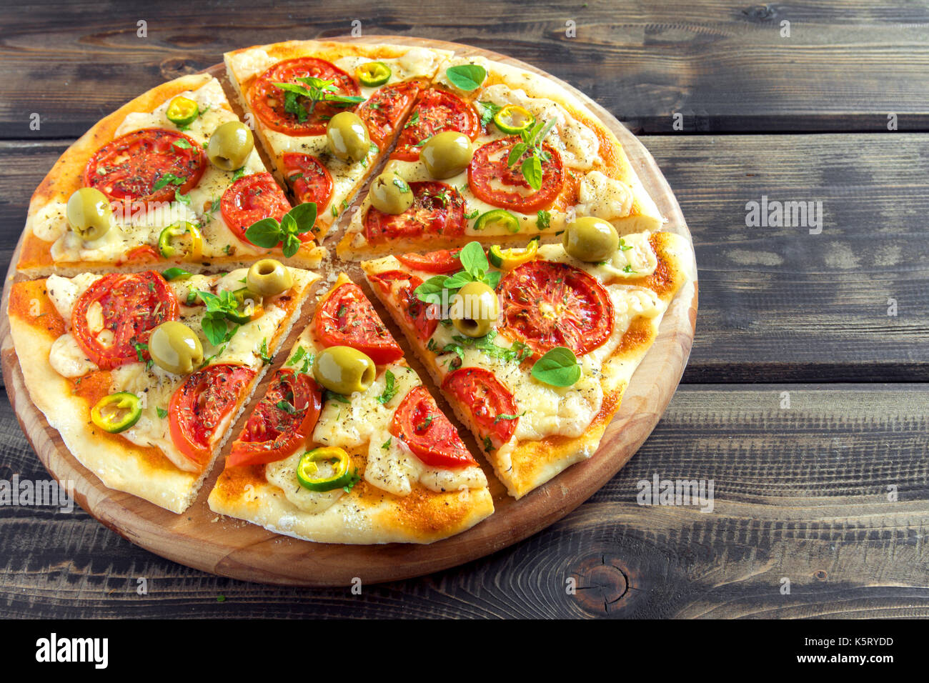 Pizza mexicain épicé avec tomates, olives et piments jalapenos. pizza végétarienne avec l'origan. Banque D'Images