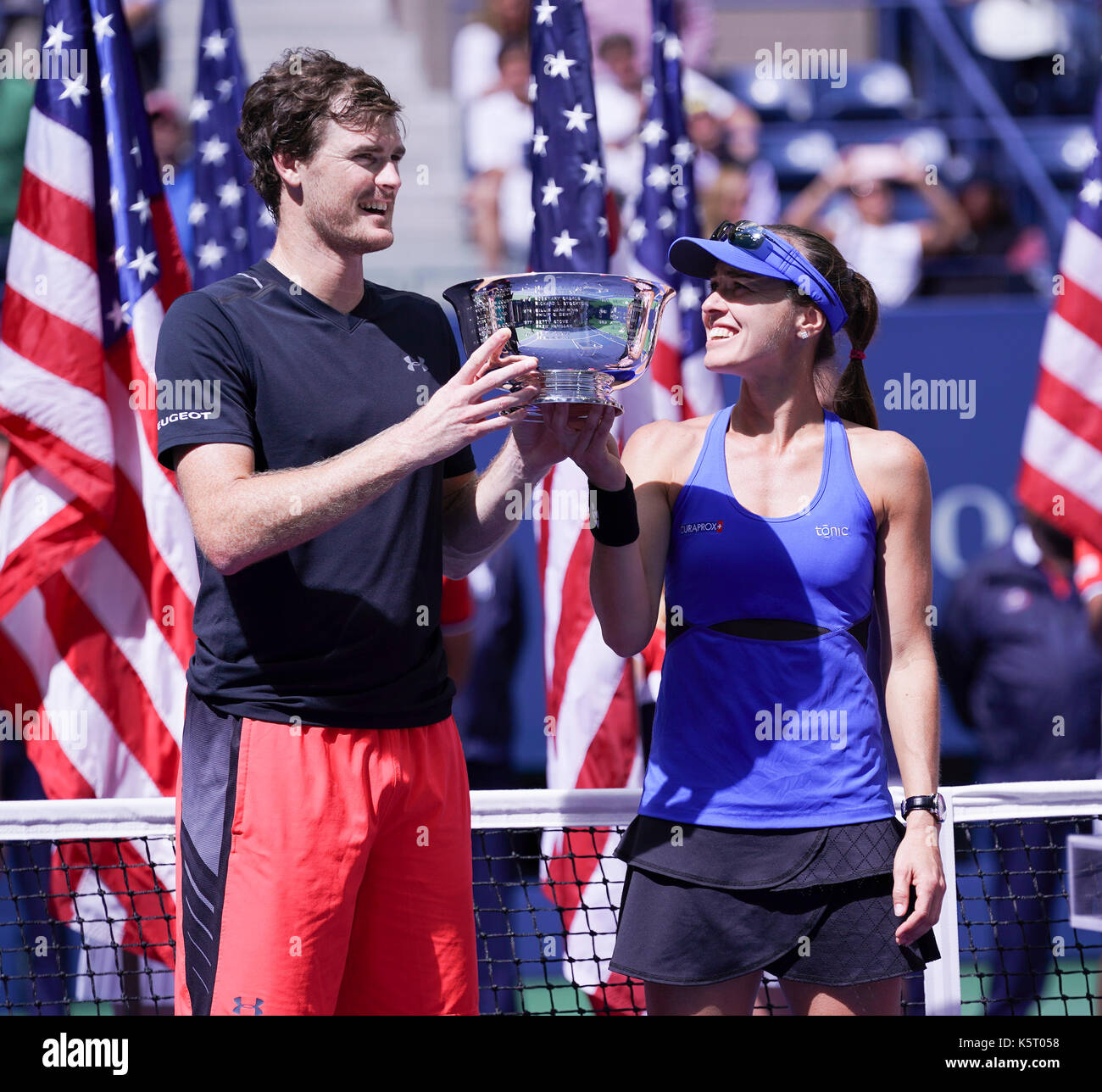 New York, États-Unis. 09Th sep 2017. double mixte champions Jamie Murray de Grande-Bretagne et de la SUISSE Martina Hingis posent avec trophée au US Open Tennis Tournament à Billie Jean King National Tennis Center crédit : lev radin/pacific press/Alamy live news Banque D'Images