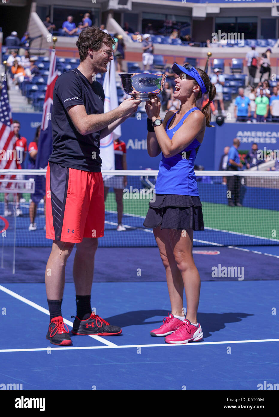 New York, États-Unis. 09Th sep 2017. double mixte champions Jamie Murray de Grande-Bretagne et de la SUISSE Martina Hingis posent avec trophée au US Open Tennis Tournament à Billie Jean King National Tennis Center crédit : lev radin/pacific press/Alamy live news Banque D'Images