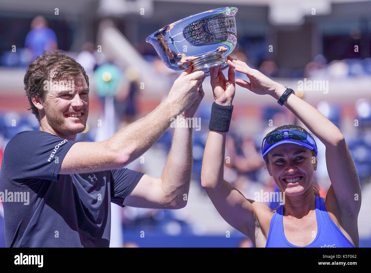 New York, États-Unis. 09Th sep 2017. double mixte champions Jamie Murray de Grande-Bretagne et de la SUISSE Martina Hingis posent avec trophée au US Open Tennis Tournament à Billie Jean King National Tennis Center crédit : lev radin/pacific press/Alamy live news Banque D'Images