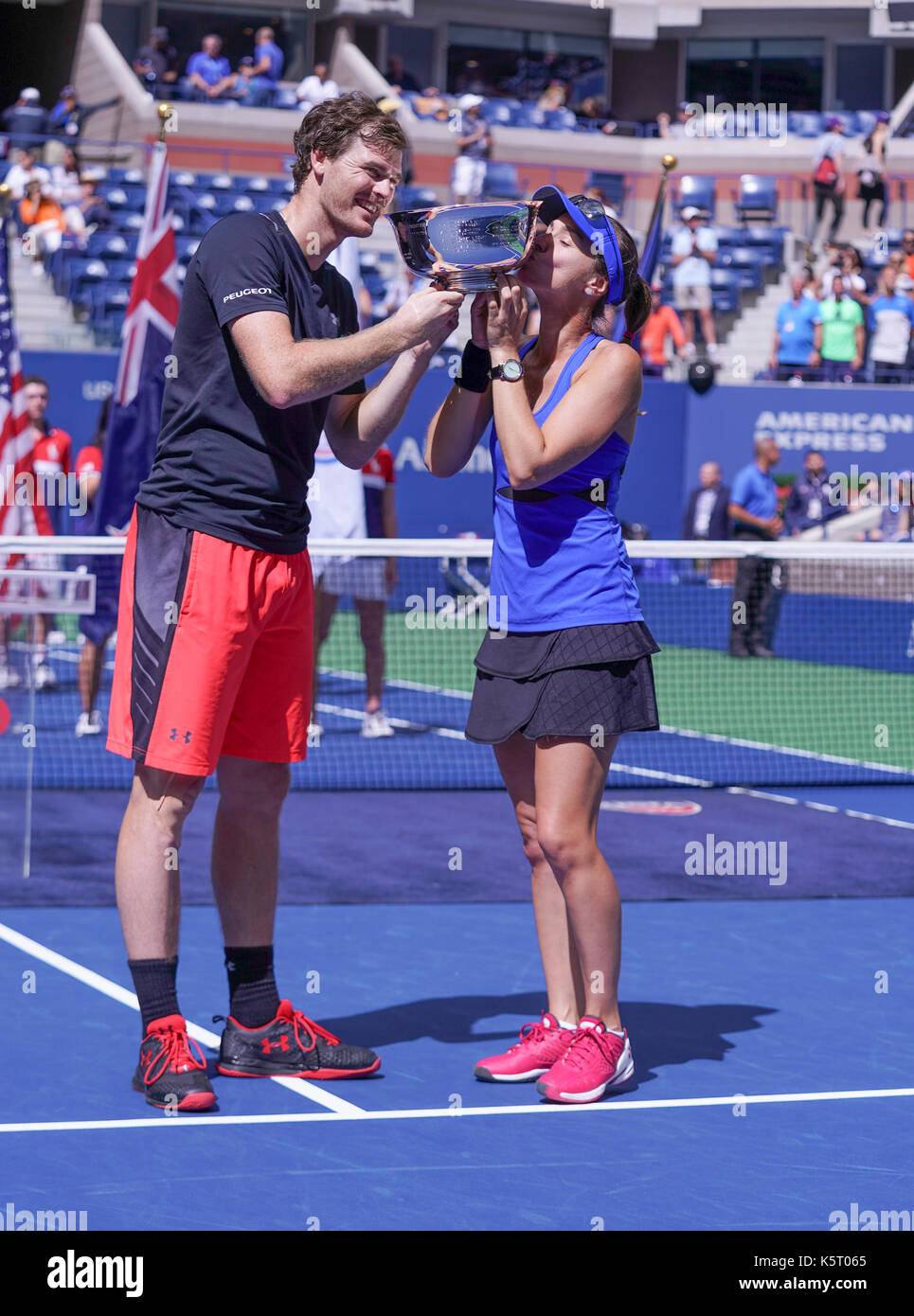 New York, États-Unis. 09Th sep 2017. double mixte champions Jamie Murray de Grande-Bretagne et de la SUISSE Martina Hingis posent avec trophée au US Open Tennis Tournament à Billie Jean King National Tennis Center crédit : lev radin/pacific press/Alamy live news Banque D'Images