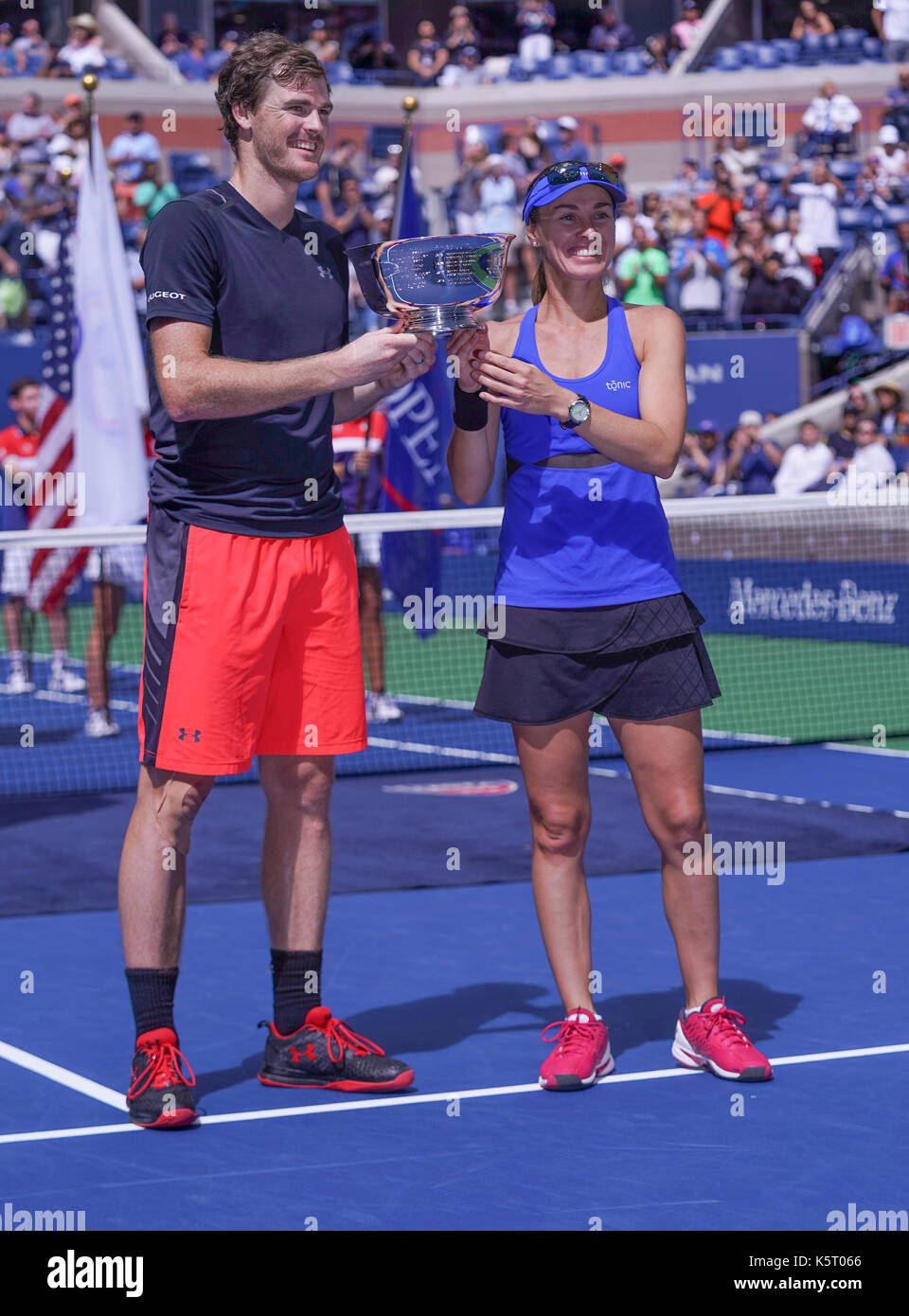 New York, États-Unis. 09Th sep 2017. double mixte champions Jamie Murray de Grande-Bretagne et de la SUISSE Martina Hingis posent avec trophée au US Open Tennis Tournament à Billie Jean King National Tennis Center crédit : lev radin/pacific press/Alamy live news Banque D'Images